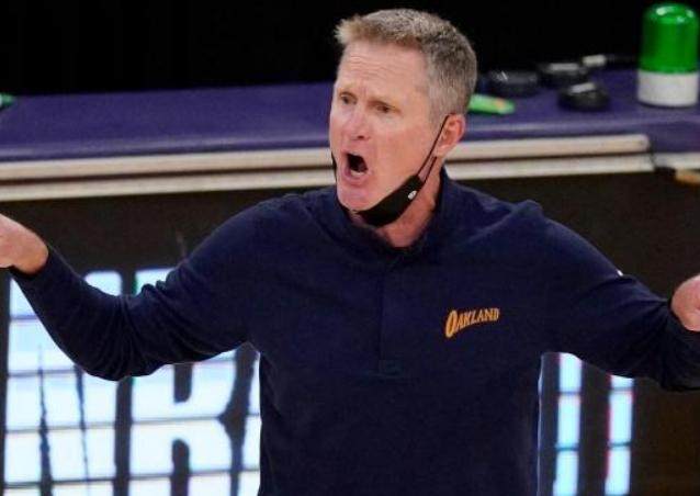 开云app-格林心不在焉防守低迷 汤普森9记三分难救勇士