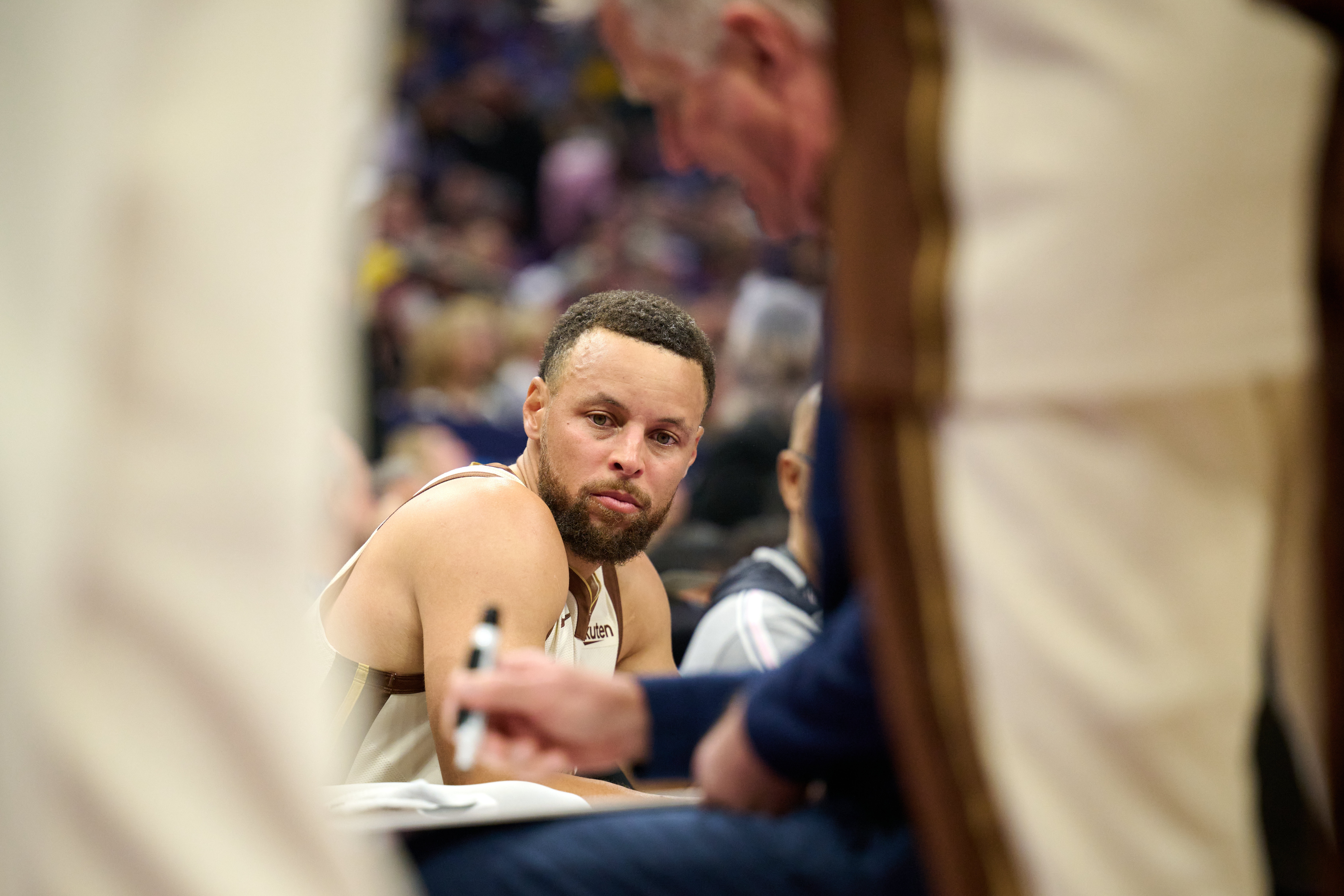 开云-伤病影响！库里本季打43场&amp;近6年新低 场均26.6分4.7助&amp;三分39.3%